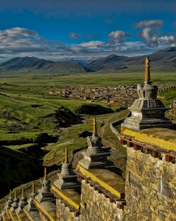 草原上的古老佛塔景观