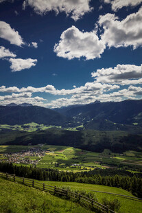 山峦绿野间的蓝天白云