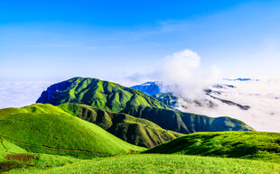翠绿山峦美景