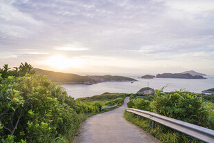 山间小径通向美丽海景