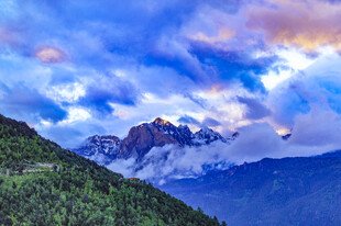 壮丽山景与绚烂云霞