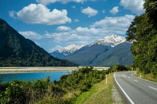 山间公路旁的美丽湖景