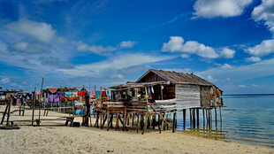 海边木质小屋与多彩衣物