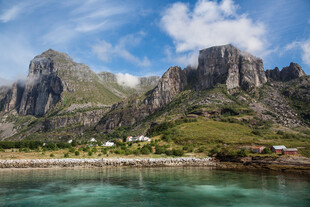 挪威峡湾边的美丽山海风光