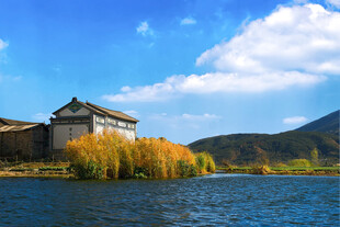 湖畔古建筑与自然风光