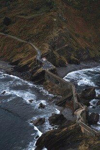 海岸边蜿蜒的道路与海浪