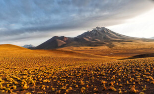 广袤荒漠中的巍峨山峰