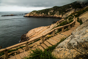 海边木质栈道的美丽景致