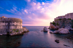 夕阳下的海边古老城堡