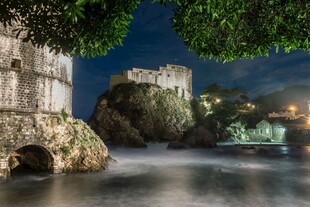 夜晚的古老城堡与流水景观