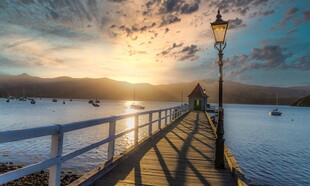 夕阳下的海边栈桥美景