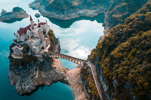 悬崖上的梦幻城堡与栈桥