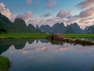 山水倒影的梦幻黄昏景色