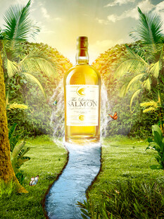 田园中的金色酒瓶