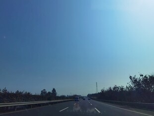 公路上的晴朗风景