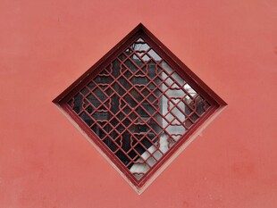 红墙上的菱形镂空窗