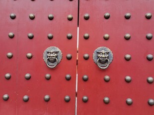 中式红门配虎头门环