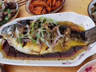 清蒸鲜鱼摆桌享美味佳肴