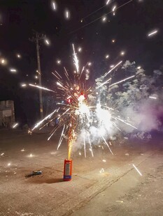 夜空中绽放的绚烂烟花