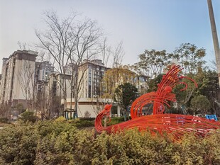城市景观中的红色雕塑