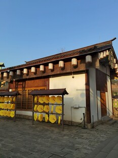 中式建筑前的黄色桶阵
