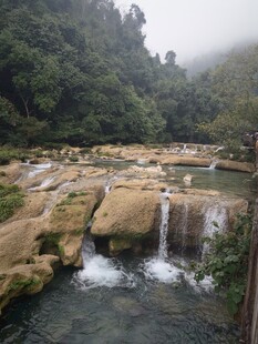 山间溪流瀑布自然美景