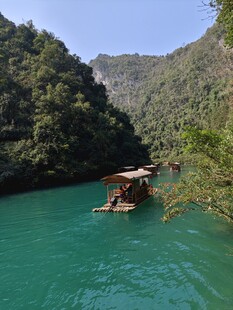 青山绿水间的古朴小船