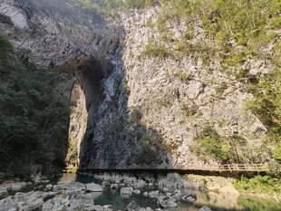 山间石拱景观