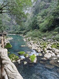 山间溪流旁的木质栈道
