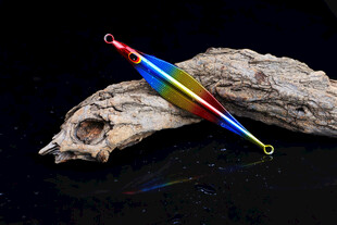 彩色钓鱼诱饵置于木头上