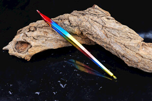 彩色铅笔置于古朴木头上