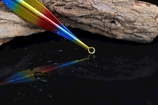 彩色鱼钩置于岩石旁