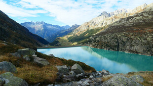高山间的碧湖美景