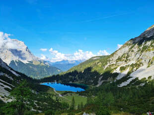 山间蓝湖美景