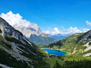 山间蓝湖美景