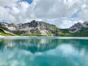 高山下的澄澈蓝湖