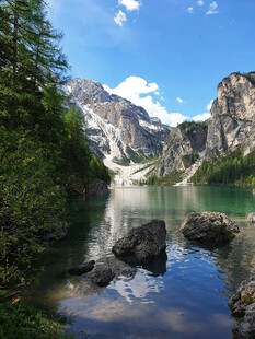山间湖畔美景