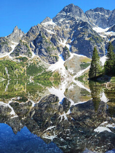 高山湖泊美景倒影如画