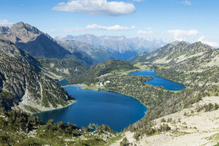 高山间的碧蓝双湖美景