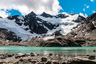 雪山下的碧绿湖泊美景