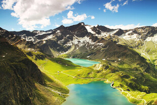 高山湖泊美景
