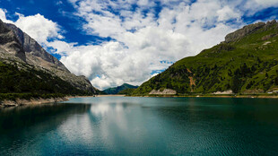 高山湖泊美景