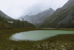 山间碧湖