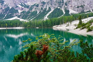 阿尔卑斯山的静谧湖景