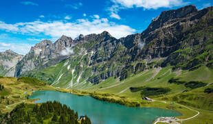 高山湖泊美景
