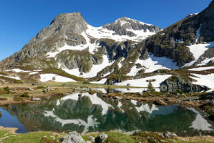 高山湖泊美景