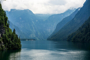 壮丽山水湖景风光图