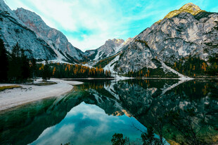 壮丽山水湖景倒影画面