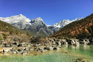 雪山下的清澈碧湖美景