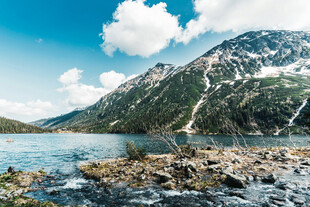 高山湖畔美景
